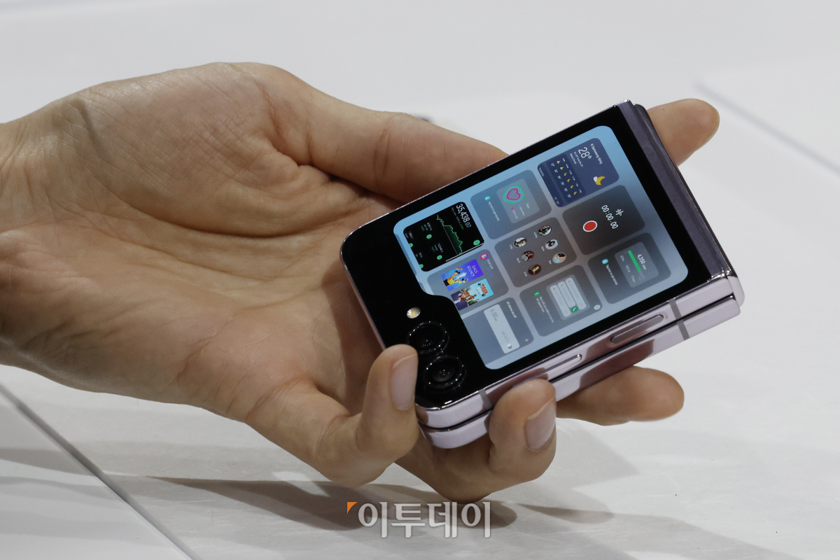 ▲갤럭시Z플립5의 전작 대비 커진 화면. 조현호 기자 hyunho@
