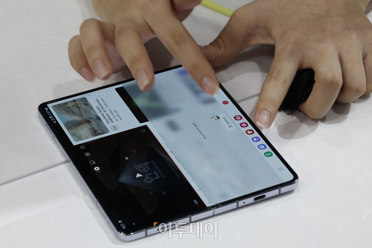 ▲멀티 윈도우 기능을 갖춘 갤럭시Z플립5. 조현호 기자 hyunho@