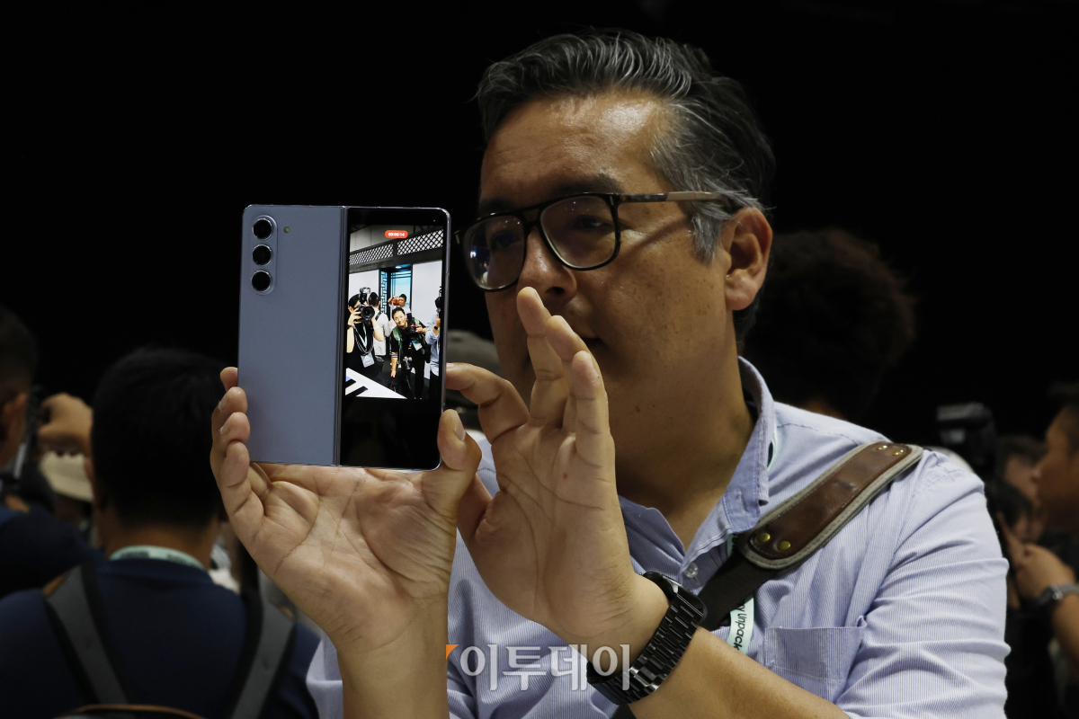 ▲26일 서울 강남구 코엑스에서 열린 갤럭시 언팩 행사 체험존에서 참석자들이 삼성전자 갤럭시 Z 폴드·플립5 등 신제품을 체험해보고 있다. 삼성전자는 이날 한국 최초 갤럭시 언팩행사를 열고 갤럭시Z플립·폴드5와 갤럭시 워치6, 갤럭시 탭 S9 등을 공개했다. 조현호 기자 hyunho@