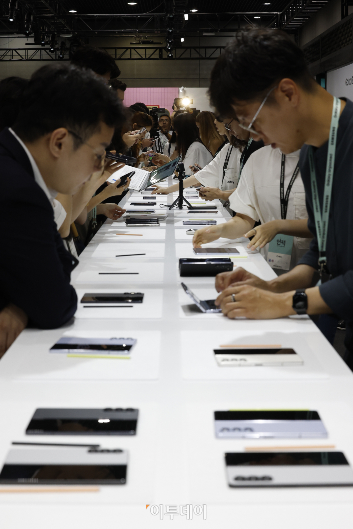 ▲26일 서울 강남구 코엑스에서 열린 갤럭시 언팩 행사 체험존에서 참석자들이 삼성전자 갤럭시 Z 폴드·플립5 등 신제품을 체험해보고 있다. 삼성전자는 이날 한국 최초 갤럭시 언팩행사를 열고 갤럭시Z플립·폴드5와 갤럭시 워치6, 갤럭시 탭 S9 등을 공개했다. 조현호 기자 hyunho@