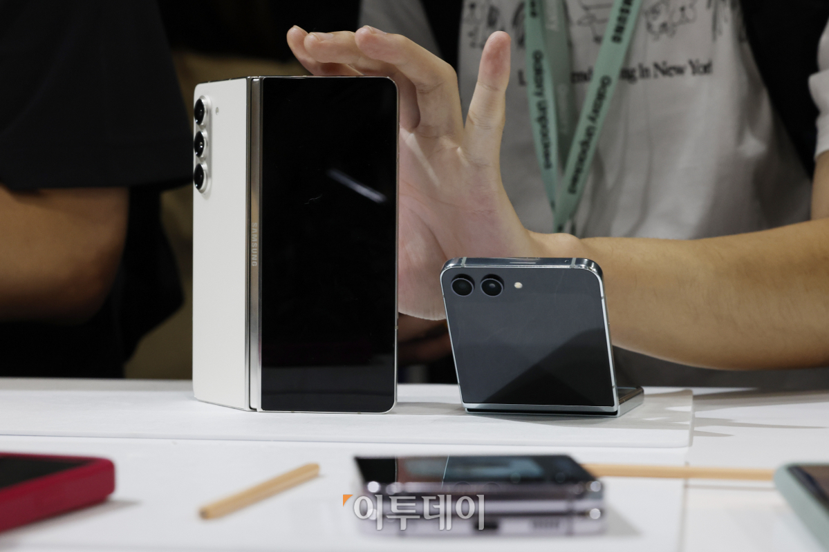 ▲26일 서울 강남구 코엑스에서 열린 갤럭시 언팩 행사 체험존에서 참석자들이 삼성전자 갤럭시 Z 폴드·플립5 등 신제품을 체험해보고 있다. 삼성전자는 이날 한국 최초 갤럭시 언팩행사를 열고 갤럭시Z플립·폴드5와 갤럭시 워치6, 갤럭시 탭 S9 등을 공개했다. 조현호 기자 hyunho@