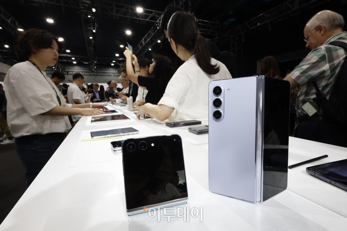 ▲26일 서울 강남구 코엑스에서 열린 갤럭시 언팩 행사 체험존에서 참석자들이 삼성전자 갤럭시 Z 폴드·플립5 등 신제품을 체험해보고 있다. 삼성전자는 이날 한국 최초 갤럭시 언팩행사를 열고 갤럭시Z플립·폴드5와 갤럭시 워치6, 갤럭시 탭 S9 등을 공개했다. 조현호 기자 hyunho@