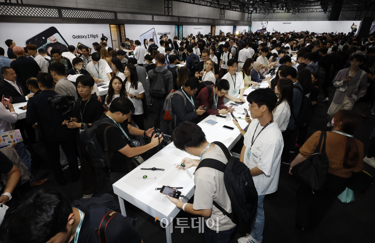 ▲26일 서울 강남구 코엑스에서 열린 갤럭시 언팩 행사 체험존에서 참석자들이 삼성전자 갤럭시 Z 폴드·플립5 등 신제품을 체험해보고 있다. 삼성전자는 이날 한국 최초 갤럭시 언팩행사를 열고 갤럭시Z플립·폴드5와 갤럭시 워치6, 갤럭시 탭 S9 등을 공개했다. 조현호 기자 hyunho@