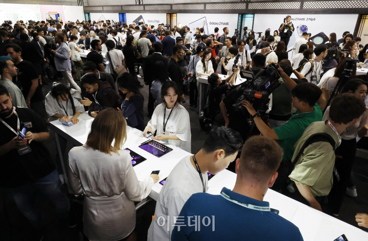 ▲26일 서울 강남구 코엑스에서 열린 갤럭시 언팩 행사 체험존에서 참석자들이 삼성전자 갤럭시 Z 폴드·플립5 등 신제품을 체험해보고 있다. 삼성전자는 이날 한국 최초 갤럭시 언팩행사를 열고 갤럭시Z플립·폴드5와 갤럭시 워치6, 갤럭시 탭 S9 등을 공개했다. 조현호 기자 hyunho@