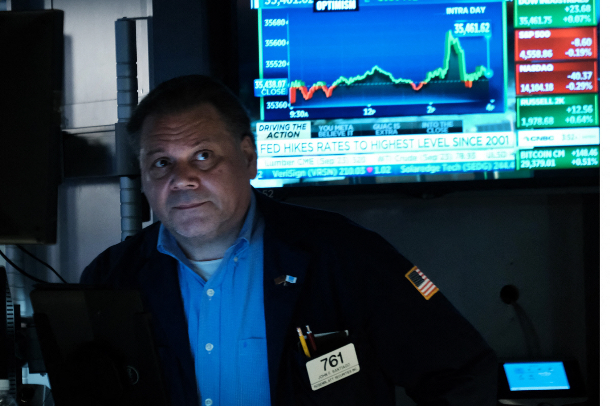 ▲미국 뉴욕증권거래소(NYSE)에서 한 트레이더가 주가를 살피고 있다. 뉴욕(미국)/AFP연합뉴스
