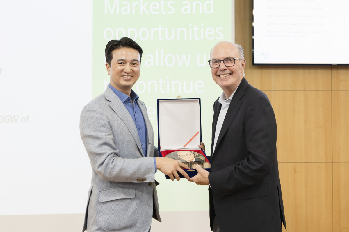 ▲추형욱(왼쪽) SK E&S 대표이사 사장과 앤디 마시 플러그파워 CEO가 기념촬영을 하고 있다. (사진제공=SK E&S)