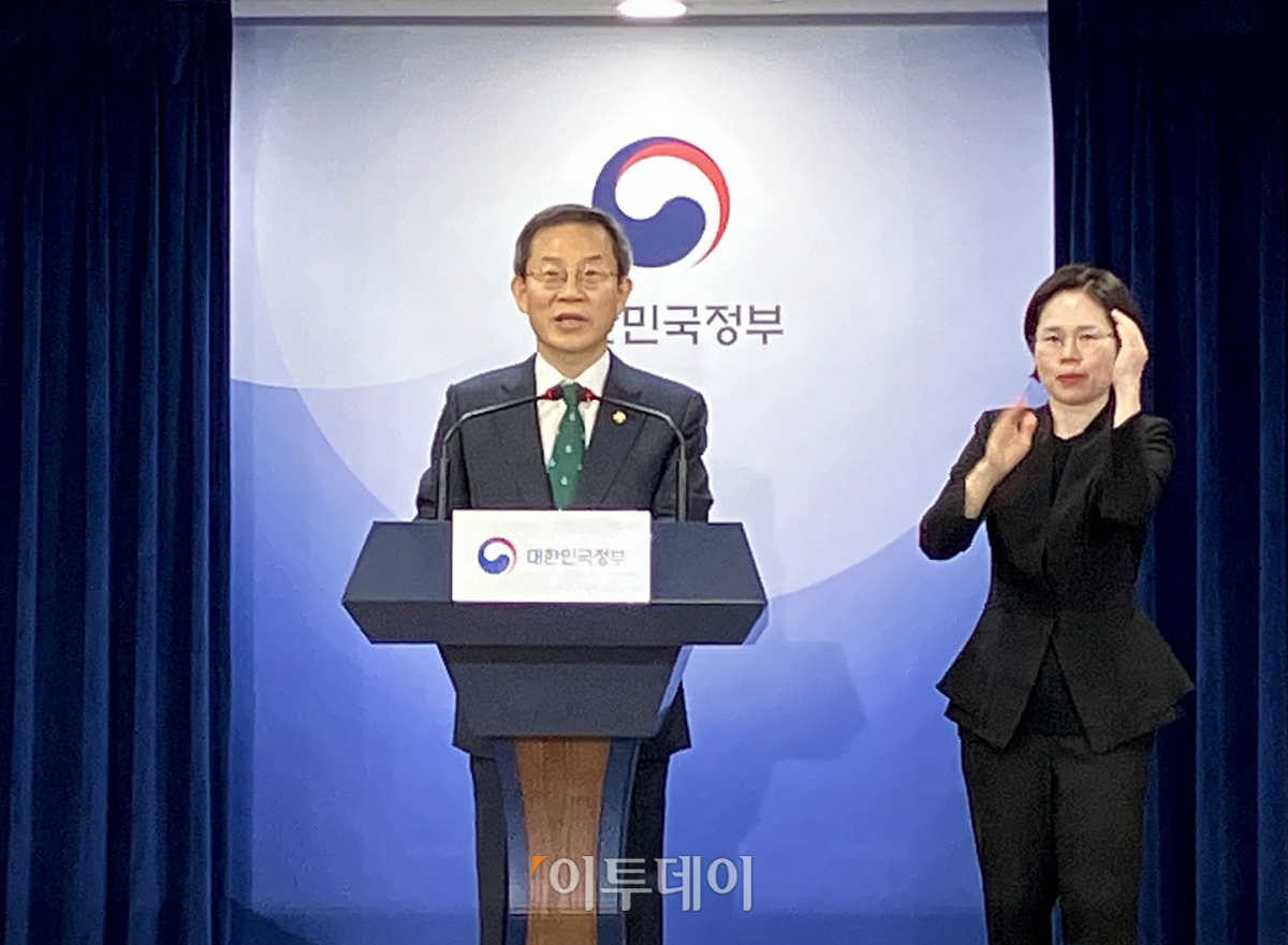 ▲27일 이종호 과학기술정보통신부 장관(사진 왼쪽)이 서울 종로구 정부서울청사에서 언론 브리핑을 열고 우주항공청의 설립방향, 기관별 역할, 조직 구성안 등을 담은 '우주항공청 설립·운영 기본 방향'을 발표하고 있다. (임유진 기자 newjean@)