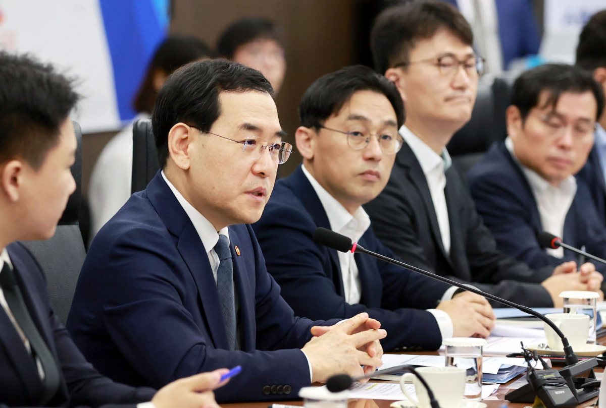 ▲사진은 이창양 산업통상자원부 장관(왼쪽 두번째)이 27일 대한상의에서 열린 제10차 산업전략 원탁회의를 주재하고 있는 모습. (사진제공=산업통상자원부)