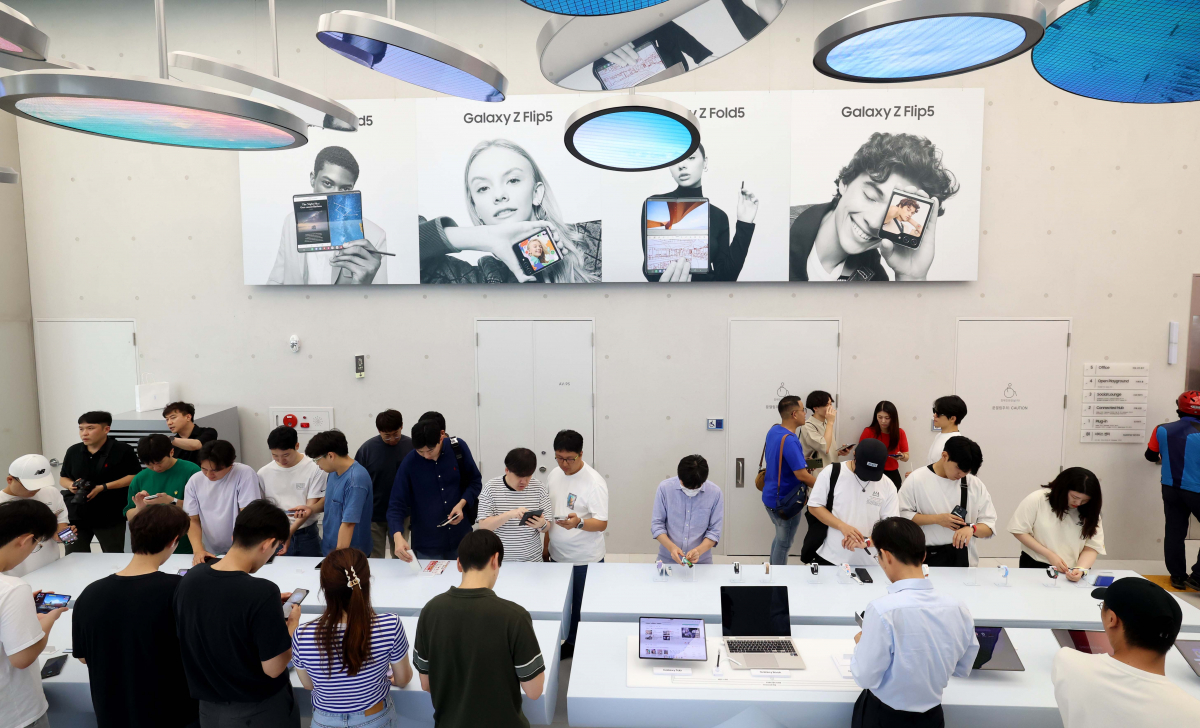 ▲27일 서울 서초구 삼성 강남에서 시민들이 삼성전자의 신제품 폴더블 스마트폰 '갤럭시 Z플립5'와 'Z폴드5' 등을 살펴보고 있다. 플립5와 폴드5는 ‘플렉스 힌지’가 적용돼 화면 주름이 최소화됐고 디스플레이 사이에 틈이 없어졌다. 플립5는 외부 화면이 전 제품보다 2배 정도 커졌으며, 폴드5는 전작보다 얇고 가벼워진 것이 특징이다. 사전 판매는 내달 1∼7일이며, 공식 출시일은 11일이다. 신태현 기자 holjjak@