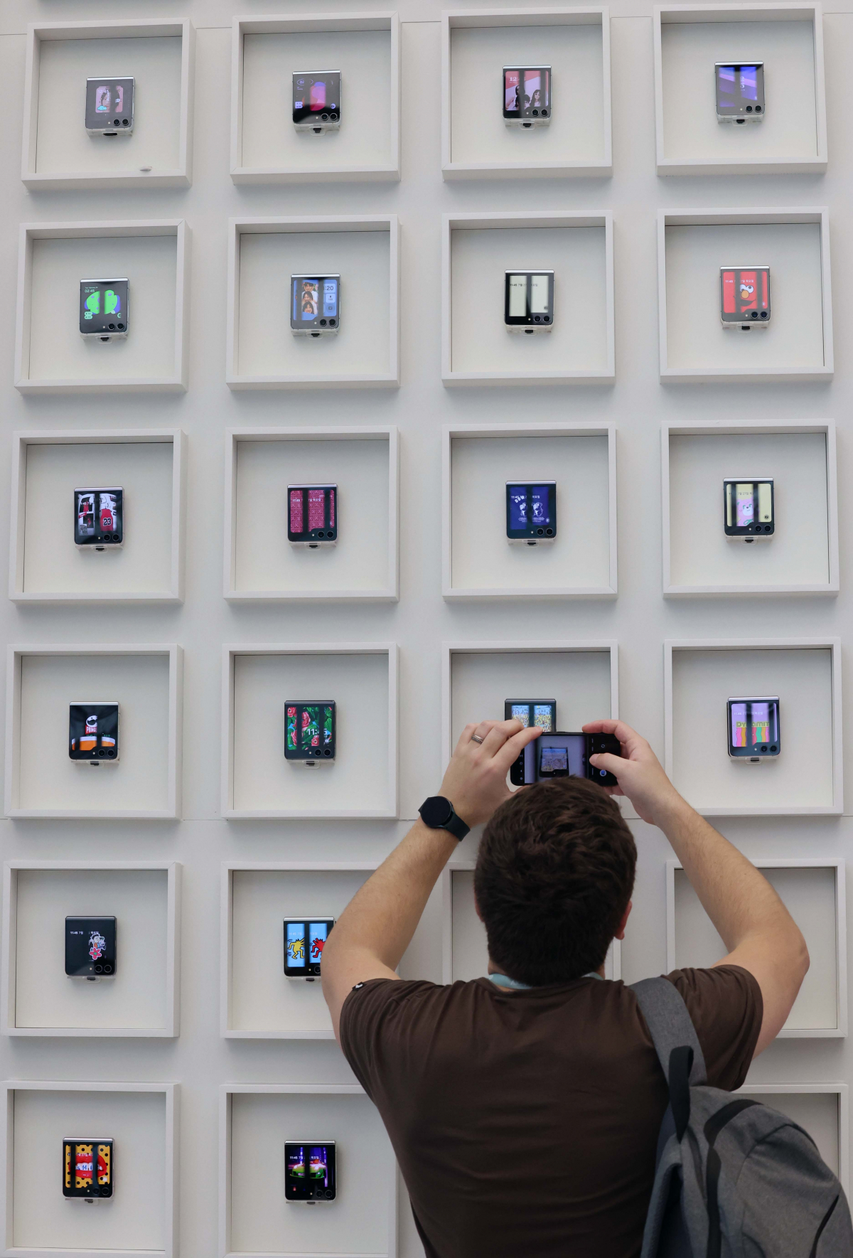 ▲27일 서울 서초구 삼성 강남에서 한 외국인이 삼성전자의 신제품 폴더블 스마트폰 '갤럭시 Z플립5'와 'Z폴드5' 등을 살펴보고 있다. 플립5와 폴드5는 ‘플렉스 힌지’가 적용돼 화면 주름이 최소화됐고 디스플레이 사이에 틈이 없어졌다. 플립5는 외부 화면이 전 제품보다 2배 정도 커졌으며, 폴드5는 전작보다 얇고 가벼워진 것이 특징이다. 사전 판매는 내달 1∼7일이며, 공식 출시일은 11일이다. 신태현 기자 holjjak@