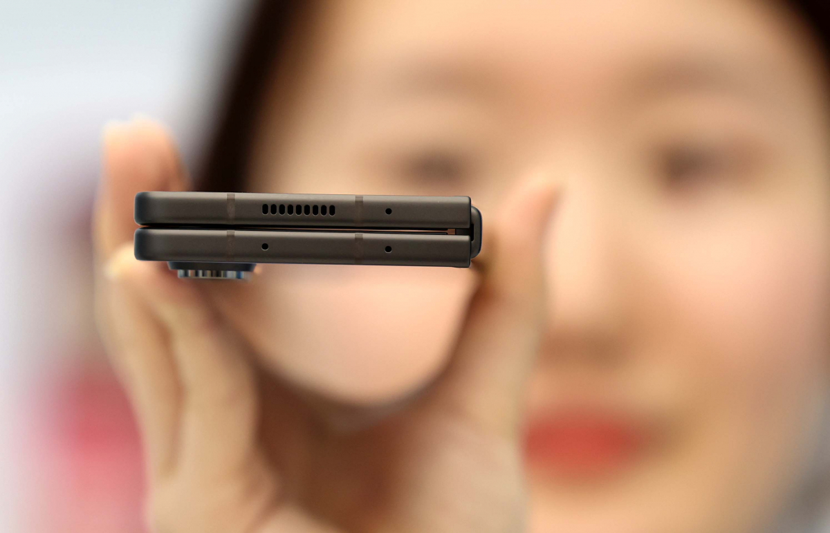 ▲27일 서울 서초구 삼성 강남에서 시민들이 삼성전자의 신제품 폴더블 스마트폰 '갤럭시 Z플립5'와 'Z폴드5' 등을 살펴보고 있다.  (신태현 기자 holjjak@)