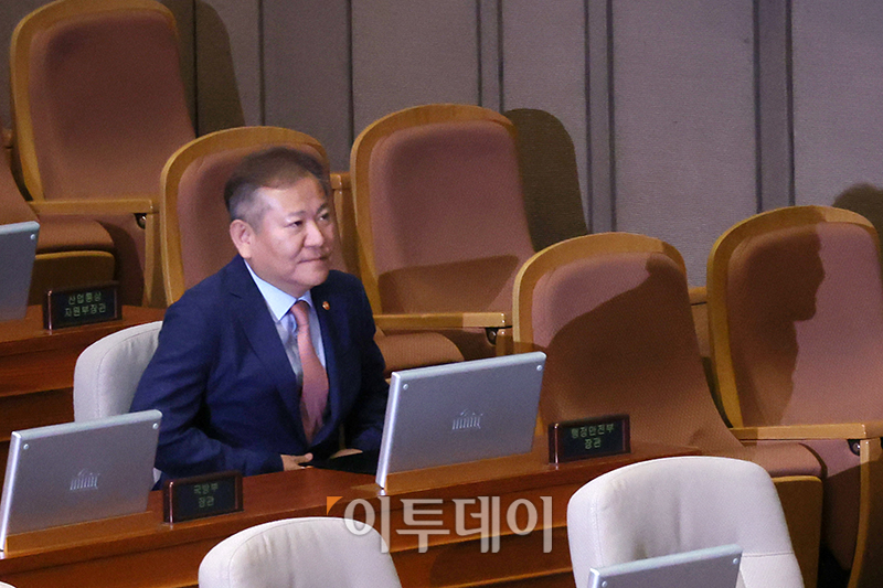 ▲이상민 행정안전부 장관이 27일 서울 여의도 국회에서 열린 본회의에 참석하고 있다. 고이란 기자 photoeran@
