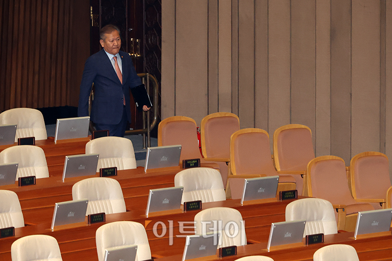 ▲이상민 행정안전부 장관이 27일 서울 여의도 국회에서 열린 본회의에 참석하고 있다. 고이란 기자 photoeran@