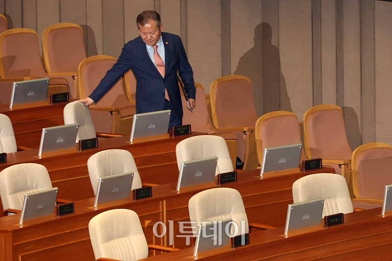 ▲이상민 행정안전부 장관이 27일 서울 여의도 국회에서 열린 본회의에 참석하고 있다. 고이란 기자 photoeran@