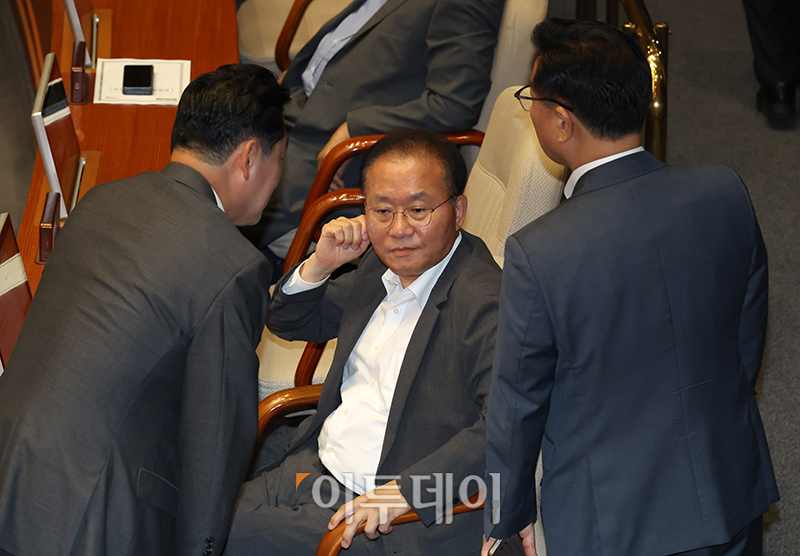 ▲윤재옥 국민의힘 원내대표가 27일 서울 여의도 국회에서 열린 본회의에서 의원들과 대화하고 있다. 고이란 기자 photoeran@