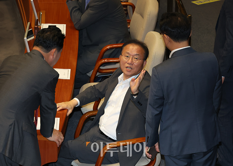 ▲윤재옥 국민의힘 원내대표가 27일 서울 여의도 국회에서 열린 본회의에서 의원들과 대화하고 있다. 고이란 기자 photoeran@