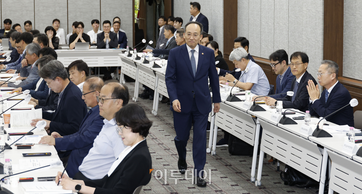 ▲추경호 경제부총리 겸 기획재정부 장관이 27일 오후 서울 중구 은행회관에서 열린 '제56차 세제발전심의위원회 전체회의'에 참석하고 있다. 조현호 기자 hyunho@