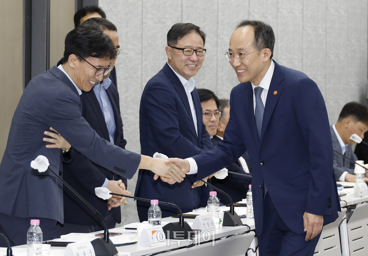 ▲추경호 경제부총리 겸 기획재정부 장관이 27일 오후 서울 중구 은행회관에서 열린 '제56차 세제발전심의위원회 전체회의'에 참석하며 참석자들과 인사를 하고 있다. 조현호 기자 hyunho@