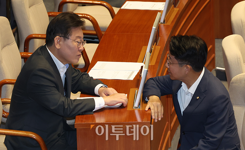 ▲이재명(왼쪽) 더불어민주당 대표와 조정식 사무총장이 27일 서울 여의도 국회에서 열린 본회의에서 대화하고 있다. 고이란 기자 photoeran@