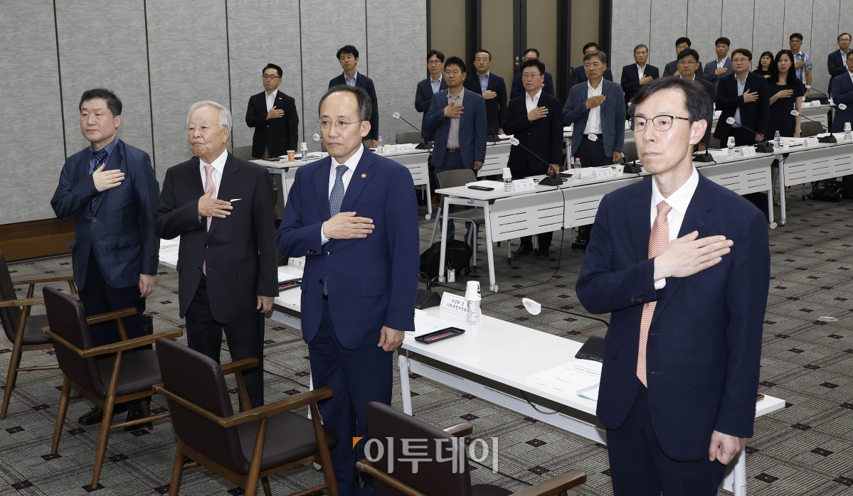 ▲추경호 경제부총리 겸 기획재정부 장관과 손경식 세제발전심의위원회 위원장(한국경영자총협회 회장) 등 위원들이 27일 오후 서울 중구 은행회관에서 열린 '제56차 세제발전심의위원회 전체회의'에 앞서 국민의례를 하고 있다. 조현호 기자 hyunho@