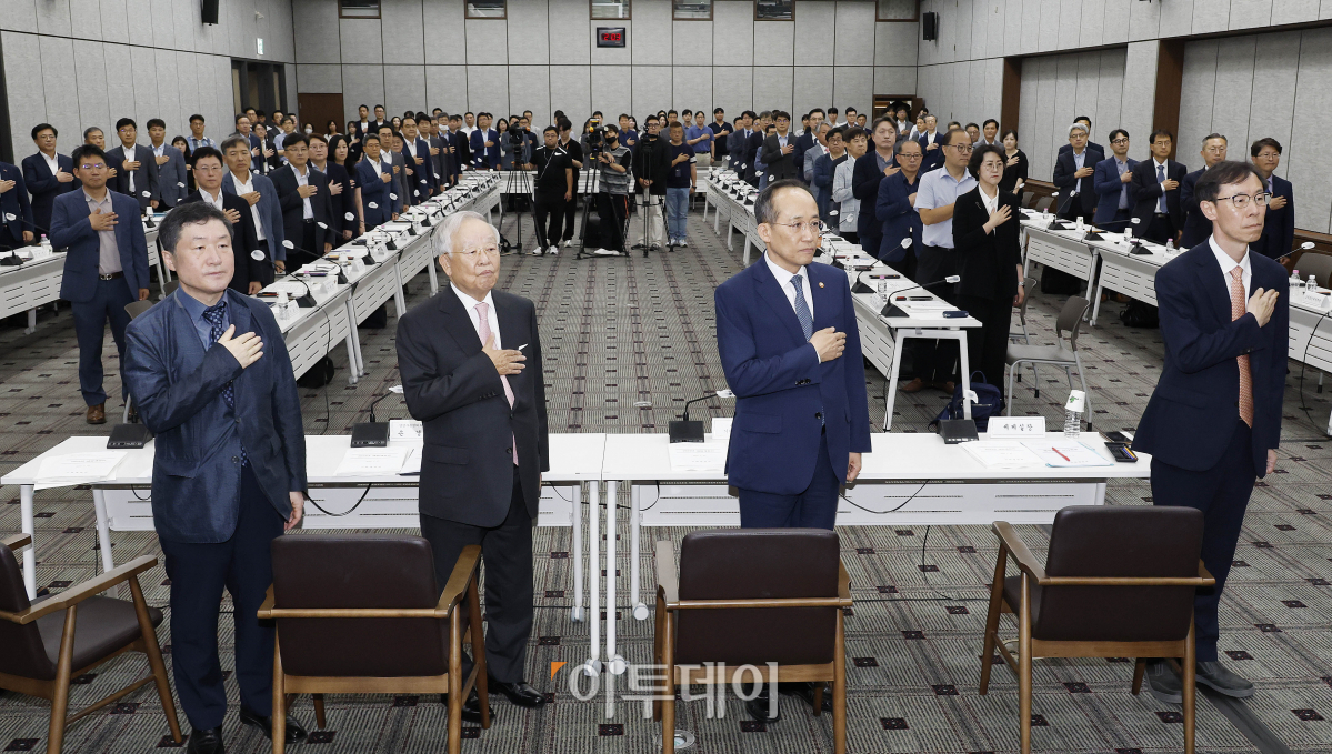 ▲추경호 경제부총리 겸 기획재정부 장관과 손경식 세제발전심의위원회 위원장(한국경영자총협회 회장) 등 위원들이 27일 오후 서울 중구 은행회관에서 열린 '제56차 세제발전심의위원회 전체회의'에 앞서 국민의례를 하고 있다. 조현호 기자 hyunho@