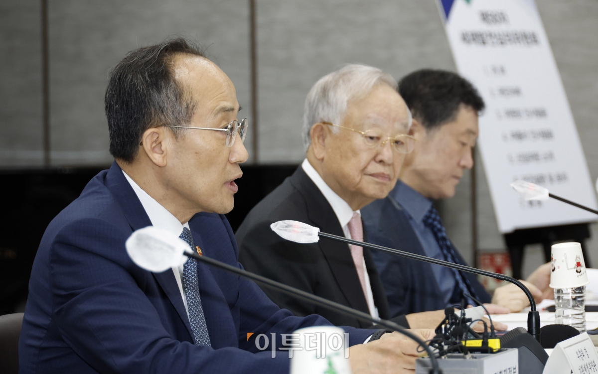 ▲추경호 경제부총리 겸 기획재정부 장관이 27일 오후 서울 중구 은행회관에서 열린 '제56차 세제발전심의위원회 전체회의'에서 모두발언을 하고 있다. 조현호 기자 hyunho@