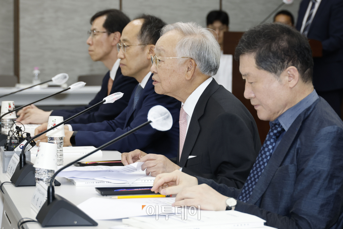 ▲손경식 세제발전심의위원회 위원장(한국경영자총협회 회장)이 27일 오후 서울 중구 은행회관에서 열린 '제56차 세제발전심의위원회 전체회의'에서 모두발언을 하고 있다. 조현호 기자 hyunho@