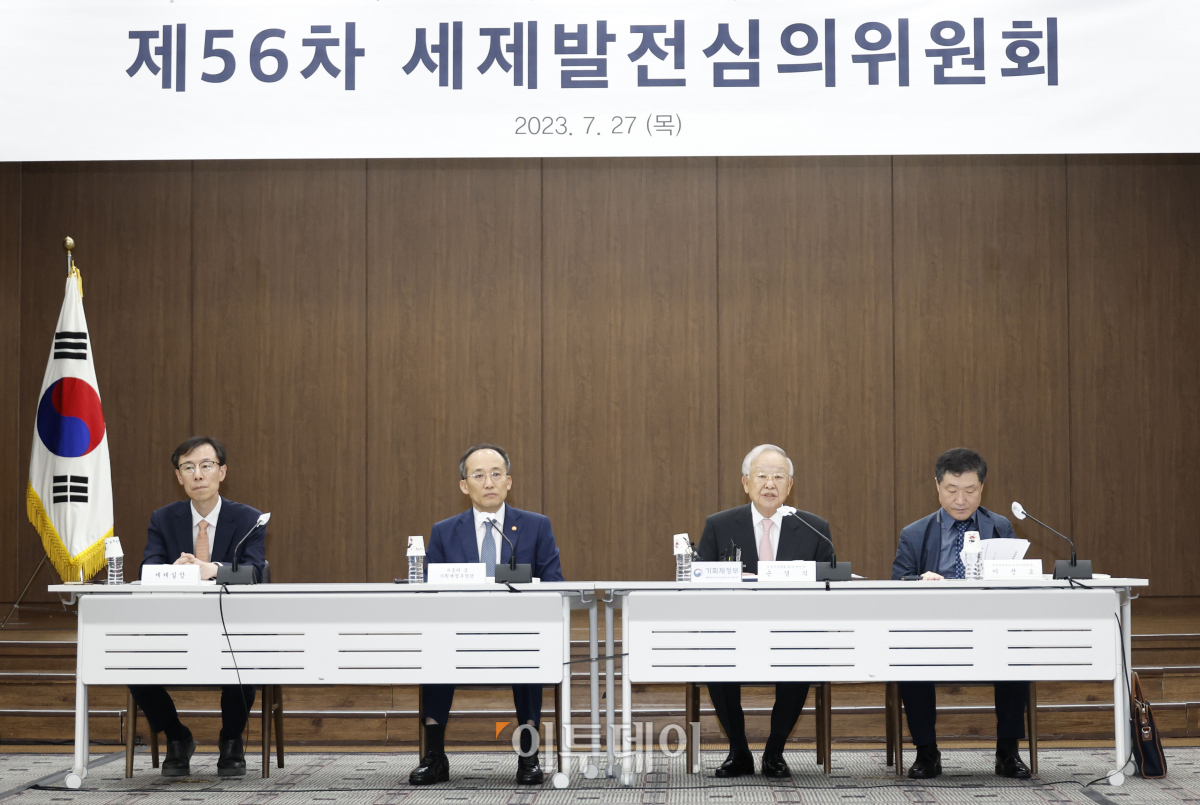 ▲손경식 세제발전심의위원회 위원장(한국경영자총협회 회장)이 27일 오후 서울 중구 은행회관에서 열린 '제56차 세제발전심의위원회 전체회의'에서 모두발언을 하고 있다. 조현호 기자 hyunho@