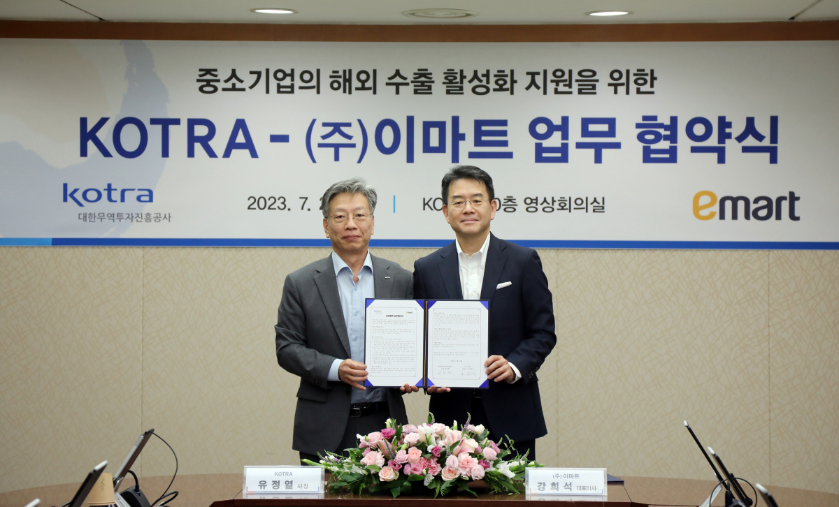 ▲27일 목요일 오전 서초구 KOTRA(대한무역투자진흥공사) 본사에서 KOTRA와 이마트가 '이마트와 이마트 협력사의 해외진출 지원을 위한 업무 협약식'을 진행했다. (왼쪽부터) 유정열 KOTRA사장, 강희석 이마트 대표 (사진제공=이마트)