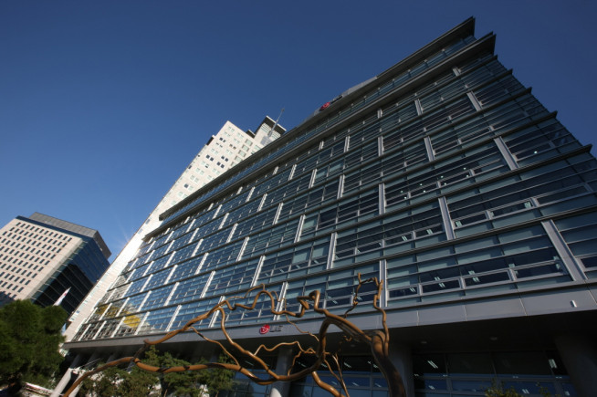 ▲LG생활건강은 2분기 매출이 1조8077억 원, 영업이익이 1578억 원으로 전년 동기 대비 각각 3%, 27.1% 감소했다고 27일 공시했다. 사진은 LG 광화문 빌딩. (사진제공=LG생활건강)