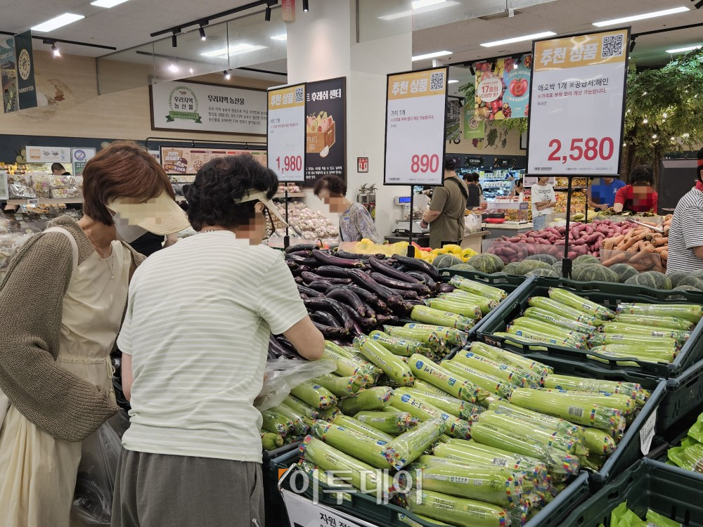 ▲27일 서울 성동구 이마트 왕십리점에서 시민들이 장을 보고 있다. (문현호 기자 m2h@)