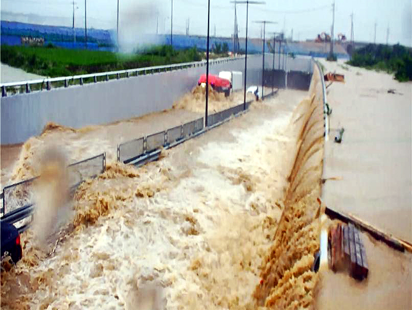 ▲15일 오전 8시40분께 청주시 흥덕구 오송읍 궁평 제2지하차도를 미호강에서 범람한 흙탕물이 덮치고 있다. 지하차도 CCTV 캡처. (연합뉴스)