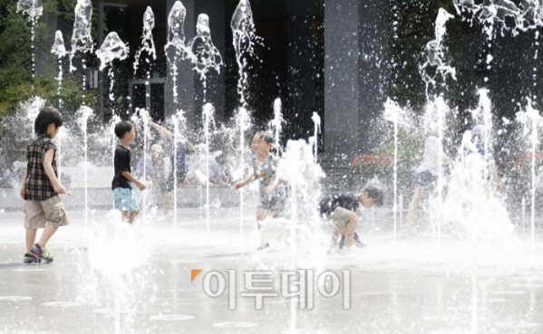 ▲전국 대부분 지역에 폭염주의보가 내려진 이달 25일 서울 종로구 광화문광장 분수대에서 아이들이 물놀이를 하며 더위를 식히고 있다. 조현호 기자 hyunho@
