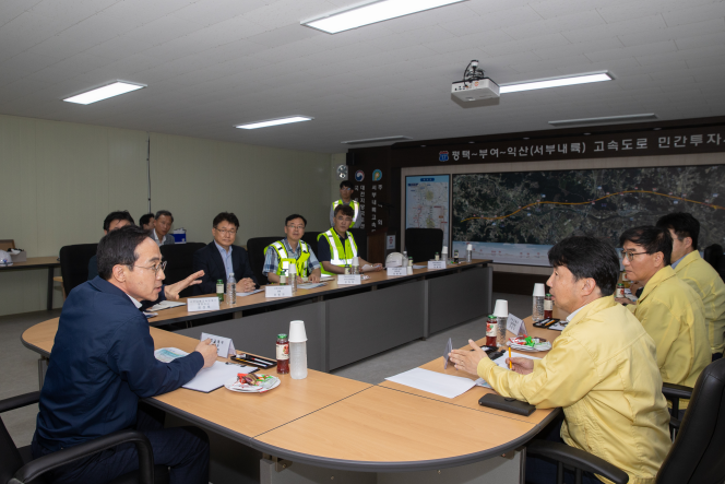 ▲김오진 국토부 1차관이 28일 충남 서부내륙고속도로 현장을 찾아 관계자와 얘기를 나누고 있다. (사진제공=국토교통부)