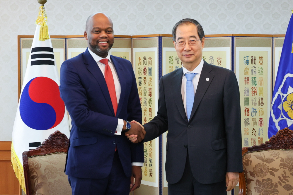 ▲한덕수 국무총리가 28일 정부서울청사에서 메네 AfCFTA 사무총장을 만나 악수하고 있다. (사진제공=총리실)