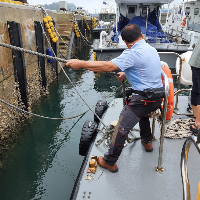 ▲어선에서 벨트형 구명조끼를 착용한 모습. (사진제공=한국해양교통안전공단)