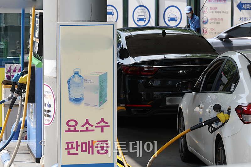 ▲국제유가가 3개월 만에 배럴당 80달러를 넘어선 가운데 전국 휘발유 평균 가격이 2개월 만에 1600원 선을 넘었다. 28일 한국석유공사 유가정보시스템 오피넷에 따르면 이날 오후 4시 기준 전국 평균 휘발유 가격은 전날보다 리터(ℓ) 당 5.63원 오른 1612.74원을 기록했다. 사진은 서울의 한 주유소. 고이란 기자 photoeran@