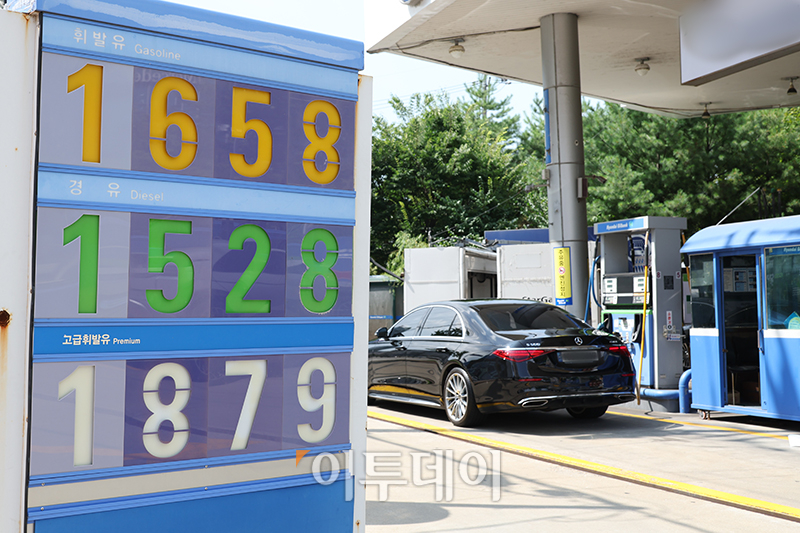 ▲국제유가가 3개월 만에 배럴당 80달러를 넘어선 가운데 전국 휘발유 평균 가격이 2개월 만에 1600원 선을 넘었다. 28일 한국석유공사 유가정보시스템 오피넷에 따르면 이날 오후 4시 기준 전국 평균 휘발유 가격은 전날보다 리터(ℓ) 당 5.63원 오른 1612.74원을 기록했다. 사진은 서울의 한 주유소 시세표. 고이란 기자 photoeran@