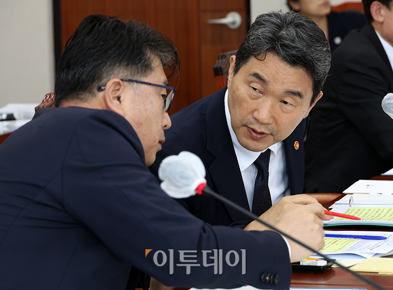 ▲이주호(오른쪽) 사회부총리 겸 교육부 장관과 장상윤 교육부 차관이 28일 서울 여의도 국회에서 열린 교육위원회 전체회의에서 대화하고 있다. 고이란 기자 photoeran@