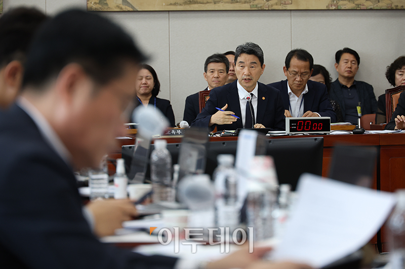 ▲이주호 사회부총리 겸 교육부 장관이 28일 서울 여의도 국회에서 열린 교육위원회 전체회의에서 의원 질의에 답하고 있다. 고이란 기자 photoeran@