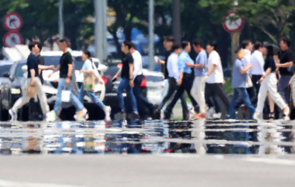 ▲장마가 소강상태에 들어서자 전국 대부분 지방에 폭염주의보가 내려진 19일 서울 여의도의 한 거리에 지열로 인한 아지랑이가 피어오르고 있다. 신태현 기자 holjjak@
