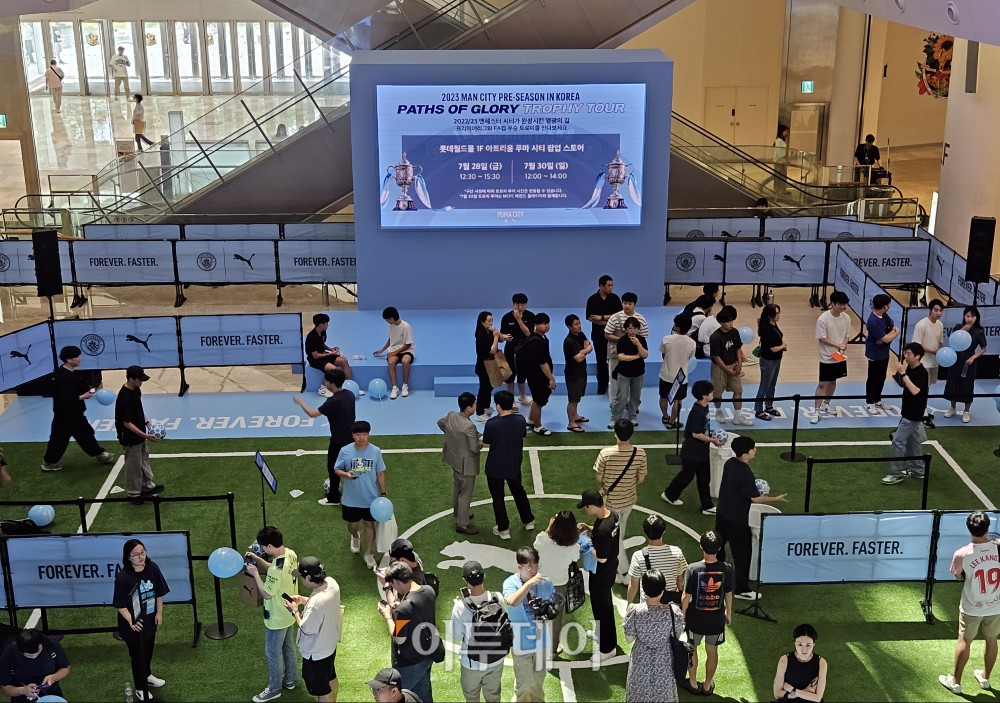 ▲28일 서울 잠실 롯데월드몰 푸마시티 팝업매장 체험존에서 고객들이 이벤트에 참여하고 있다. (문현호 기자 m2h@)