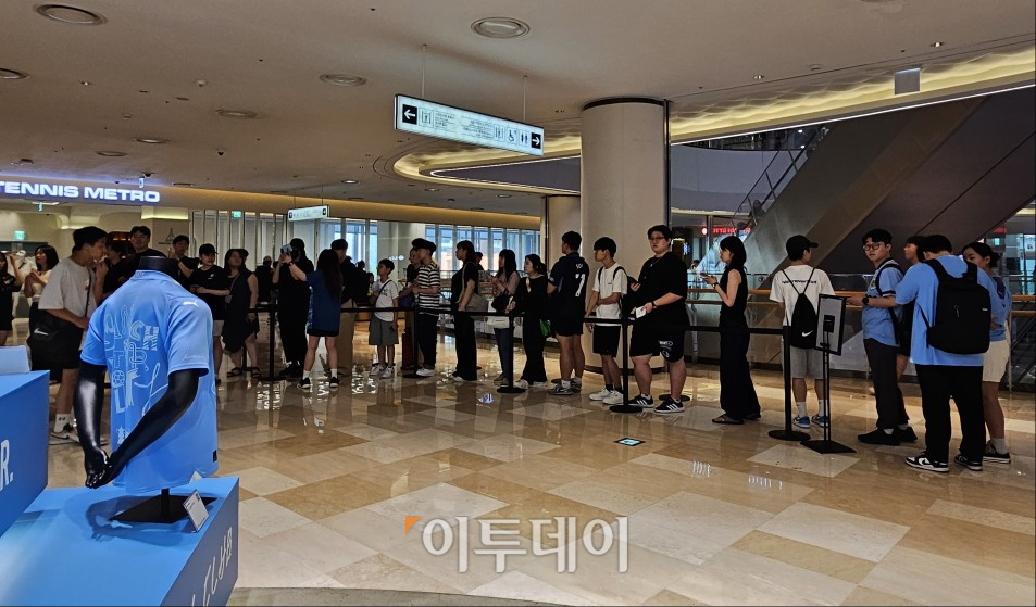 ▲28일 서울 잠실 롯데월드몰 3층 푸마 매장에서 한정판 유니폼을 구매하기 위해 고객들이 대기줄을 서고 있다.  (문현호 기자 m2h@)