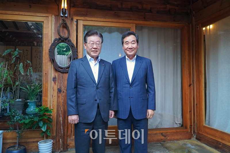▲이재명(왼쪽) 더불어민주당 대표와 이낙연 전 대표가 28일 서울 모처에서 만찬 회동에 앞서 기념촬영을 하고 있다. (사진제공=더불어민주당)
