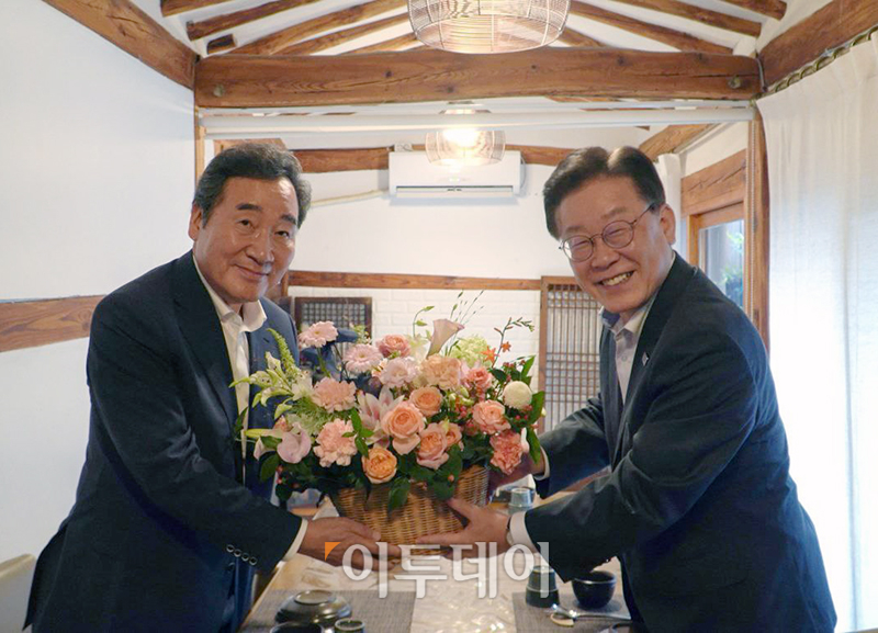 ▲이재명(오른쪽) 더불어민주당 대표와 이낙연 전 대표가 28일 서울 모처에서 만찬 회동에 앞서 기념촬영을 하고 있다. (사진제공=더불어민주당)