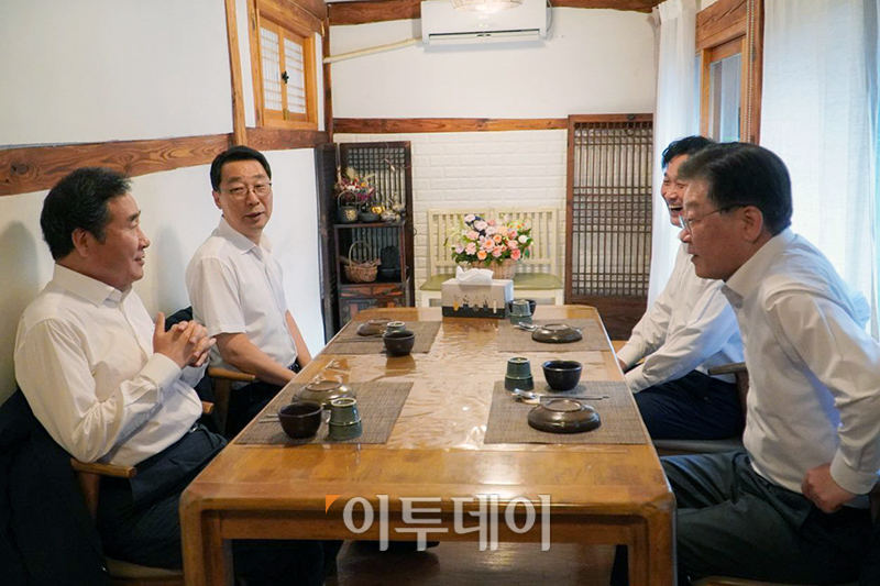 ▲이재명 더불어민주당 대표와 이낙연 전 대표가 28일 서울 모처에서 만찬 회동을 하고 있다. (사진제공=더불어민주당)