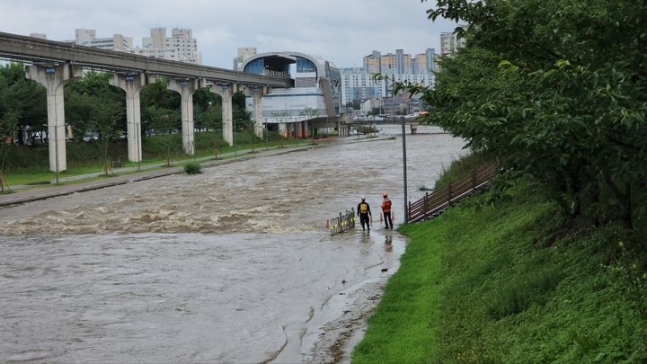 ▲지난 15일 오후 대구시 북구 팔거천 주변에서 소방당국이 실종자 수색을 하는 모습. (사진제공=대구소방안전본부 )