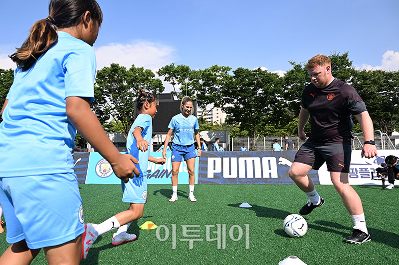 ▲29일 상암 월드컵경기장 보조구장에서 열린 유소년 축구교실에서 맨체스터 시티 코치진들이 여자 축구 꿈나무들에게 드리블 등 기초 기술과 기본 훈련방법에 대해서 강연하고 있다. 사진공동취재단