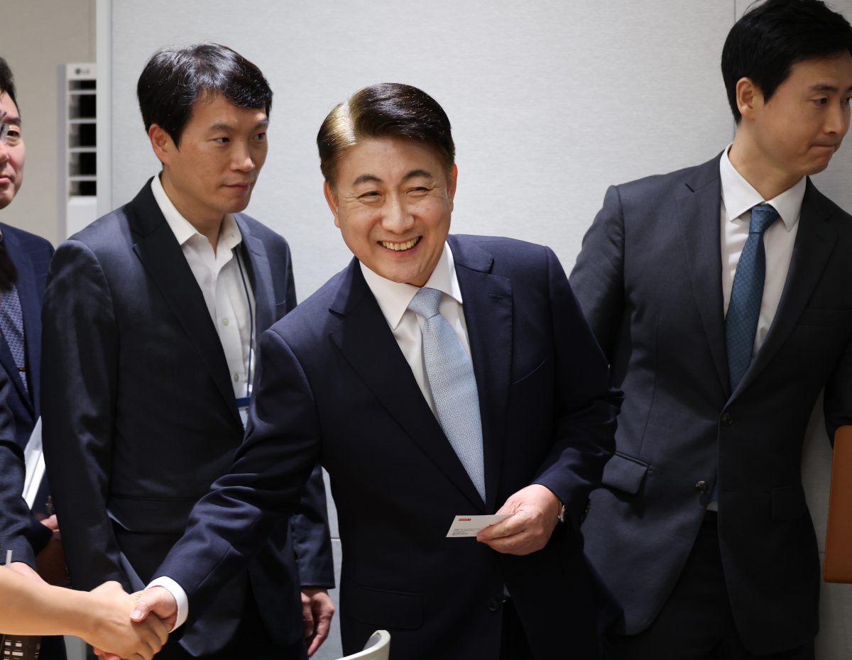 ▲방송통신위원장 후보로 지명된 이동관 대통령 대외협력특보(오른쪽 두번째)가 28일 서울 용산 대통령실 청사 브리핑룸에서 인사말을 마친 뒤 밝은 표정으로 기자들과 인사하고 있다. (연합뉴스)