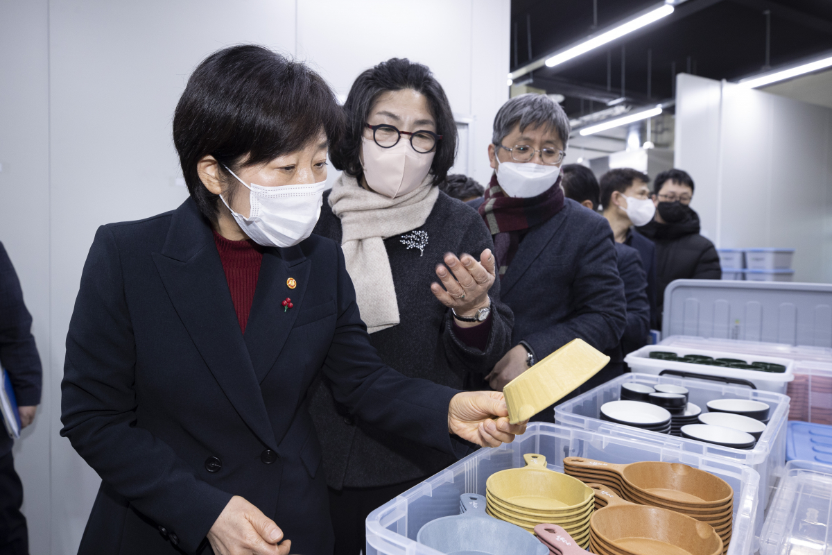 ▲한화진 환경부 장관이 올해 1월 27일 경기도 자활센터에서 운영하는 다회용기 세척장(라라워시 수원점)을 방문, 다회용기 세척 시설 현장을 점검하고 있다. (사진제공=환경부)